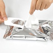 フタ付きタイプのオリジナルウェットティッシュ 名入れ対応