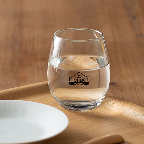 飲み物を入れたロゴ入りグラスのイメージ