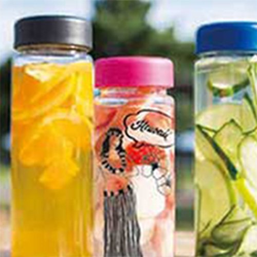 フルーツや野菜を入れたクリアボトルのイメージ