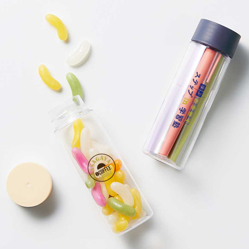 お菓子やペンを入れたクリアボトルのイメージ