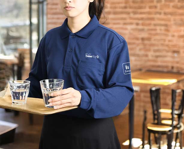 カフェ店員のオリジナルポロシャツ