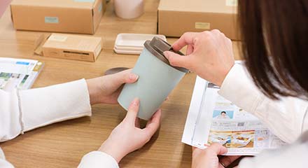 正確な商品掲載の為に商品情報と現物を照らし合わせているイメージ