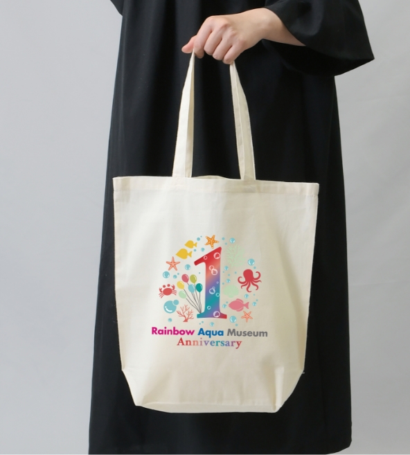 軽くてシンプルなコットンバッグ(M)の使用イメージ（本体色ナチュラル）