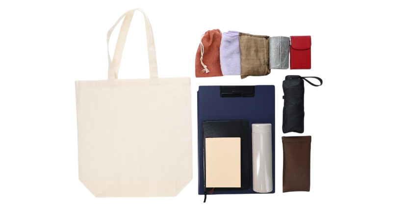 コットンバッグ(M)と中身のアイテムを並べた画像