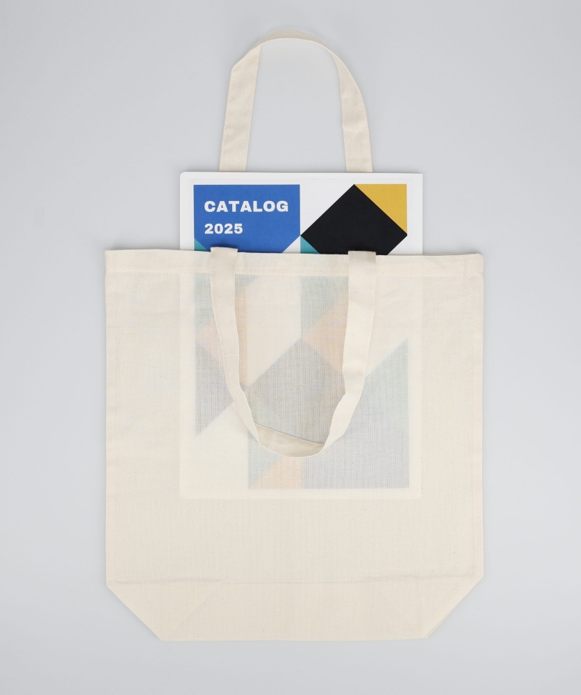 3.5オンスのコットンバッグ(M)に資料を入れたときの透け感（ナチュラル）