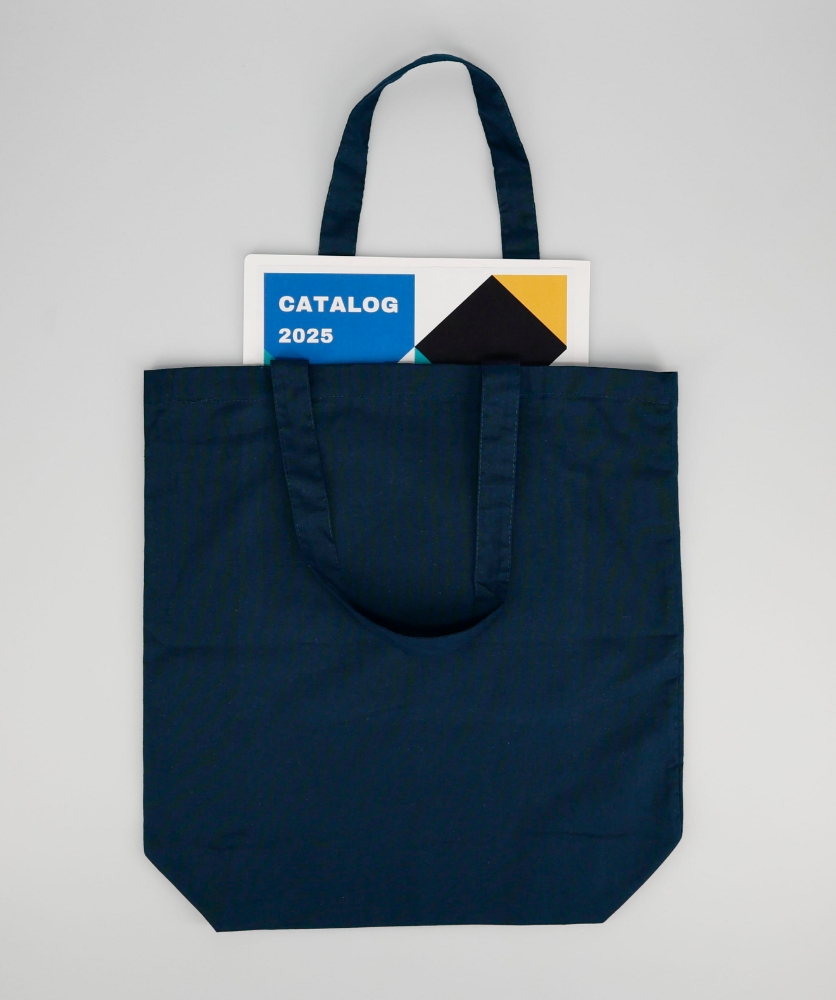 3.5オンスのコットンバッグ(M)に資料を入れたときの透け感（ネイビー）