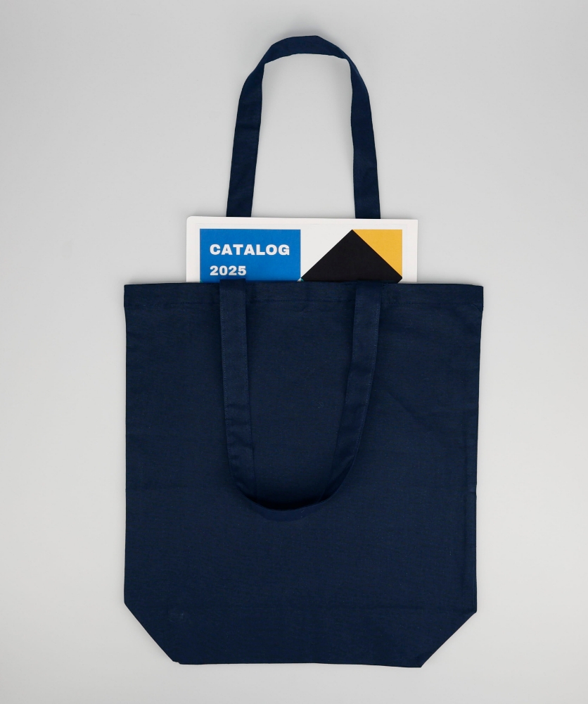 3.5オンスのオーガニック厚手コットンバッグ(M)に資料を入れたときの透け感（ネイビー）