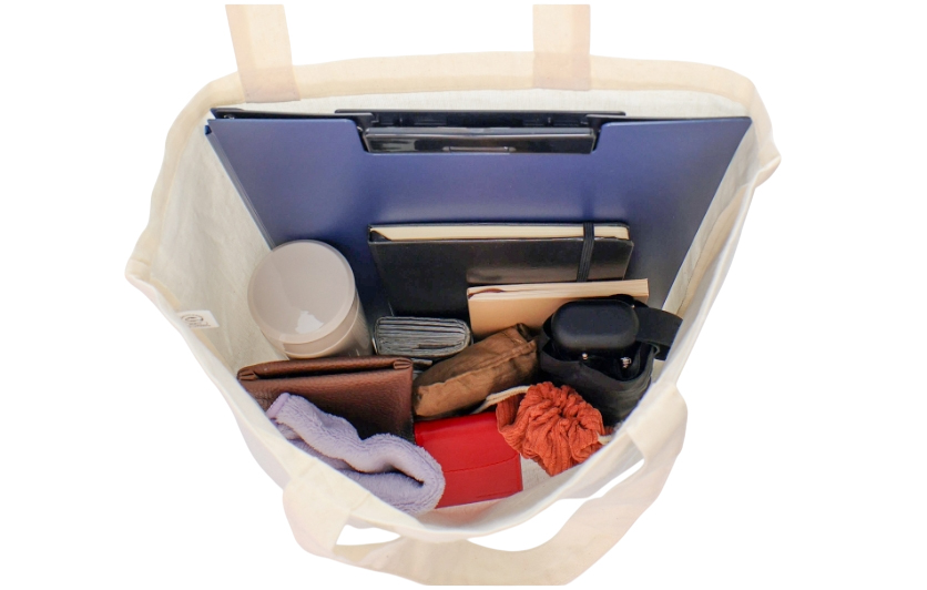 中身が入ったコットンバッグ(M)を開いた画像