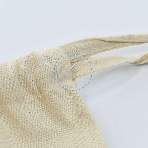 縫い目の端から糸が飛び出している巾着袋
