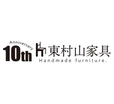 左に10周年ロゴ、右に会社名が入った横長のロゴイメージ