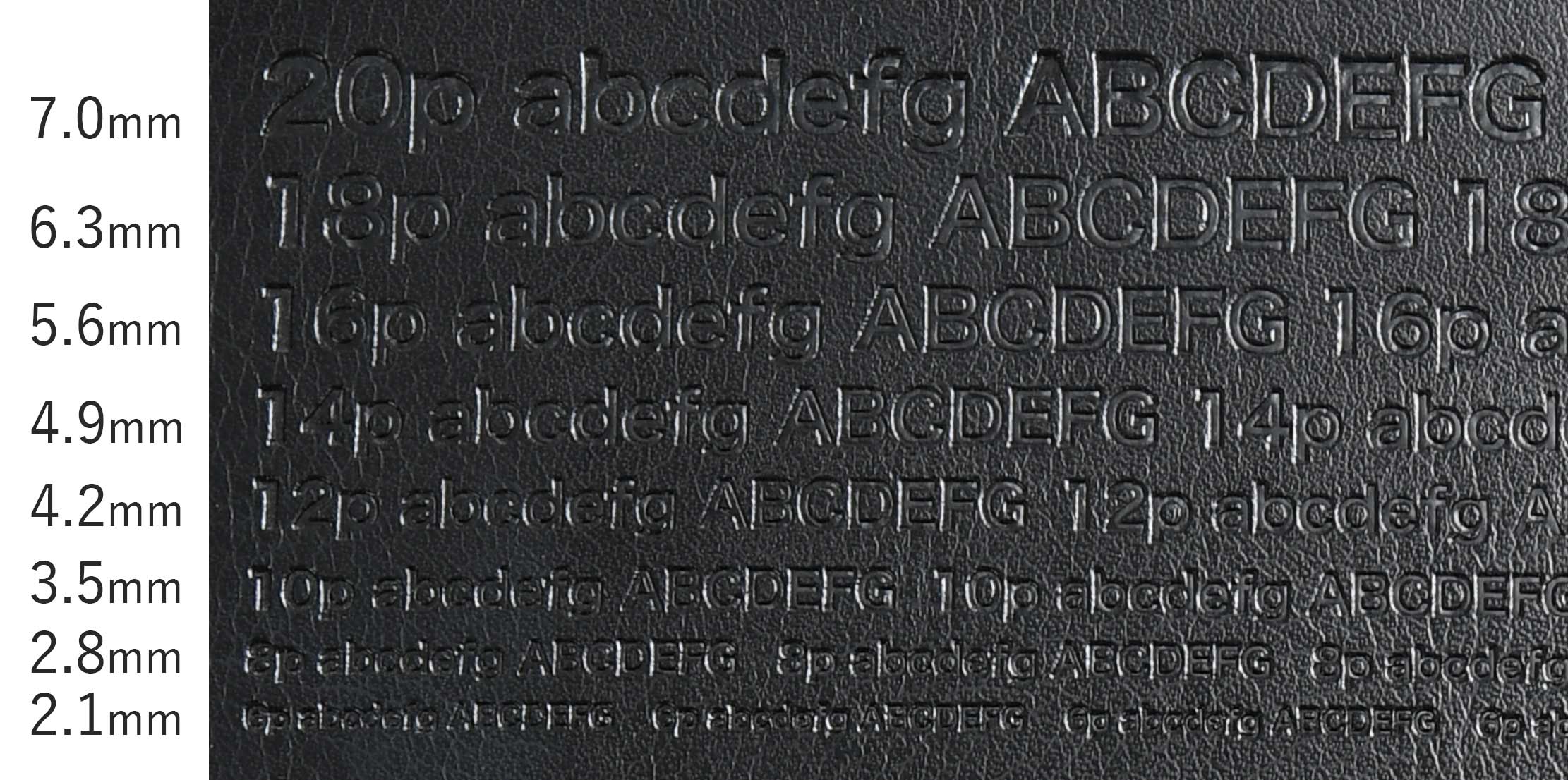 ゴシック系書体の空押し印刷をしたハードカバーノートのイメージ。細かい文字の見え方がわかる画像