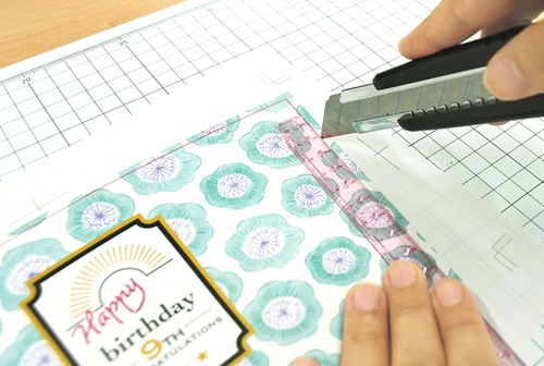 カッターで台紙を切るイメージ