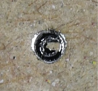 権利商標マークが小さく、仕上がり時につぶれが発生した事例の写真
