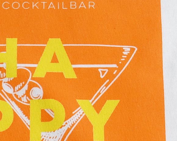 コットン素材Tシャツ（シルク印刷）で、ベタの影響を受け細い隙間の潰れが発生した事例のつぶれ部分拡大写真