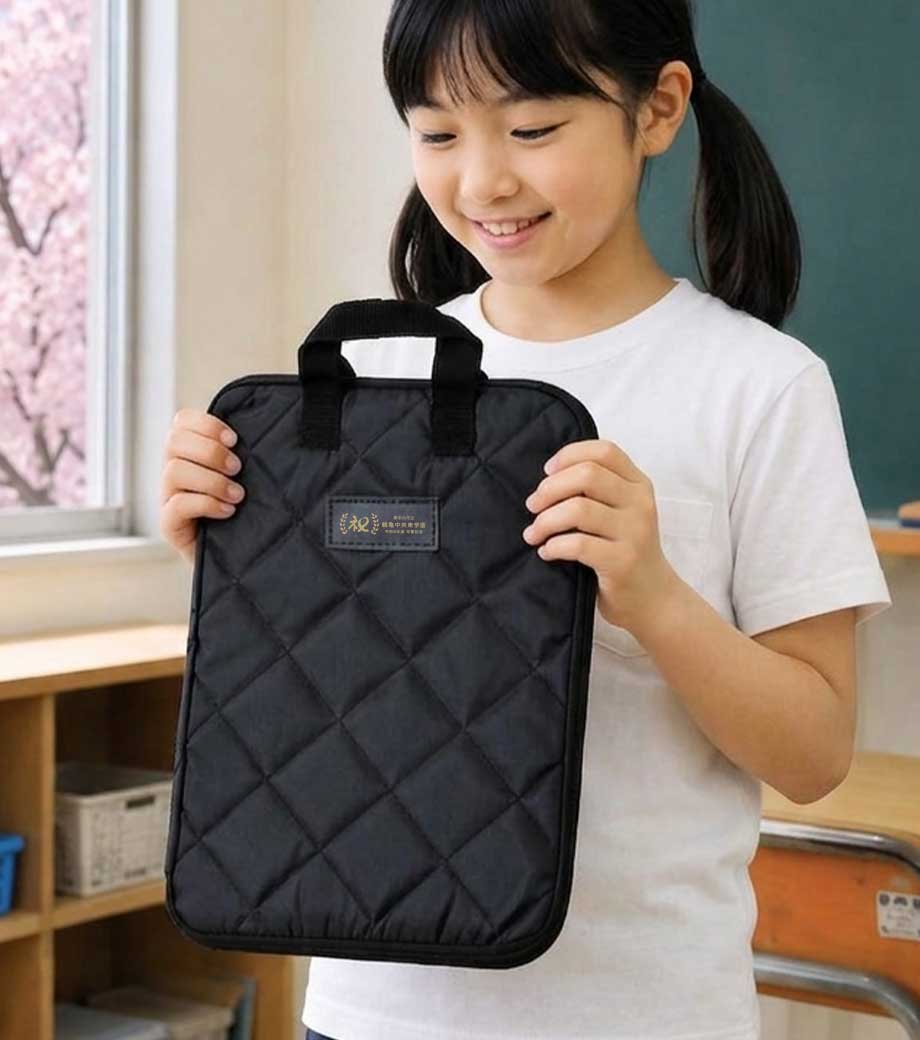卒業・卒園記念品向け キルティングモバイルバッグ 名入れイメージ