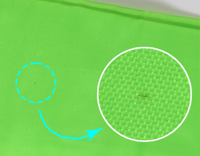 ソロア 保冷温お出かけバッグ 生地の黒い点