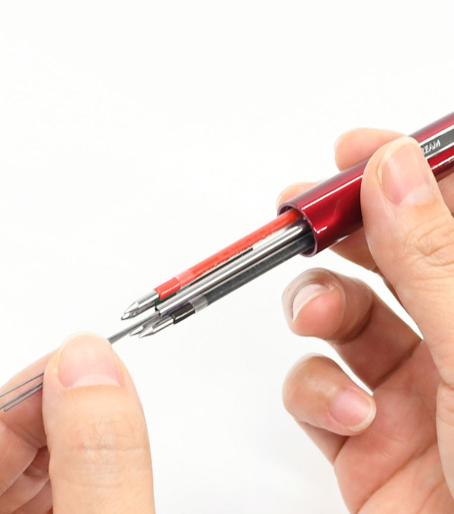 三菱鉛筆 ジェットストリーム 多機能ペン 4&1  0.5mm　芯の補充方法　シャープ芯を入れる画像
