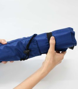 ポータブルエアークッション(収納袋付き)を収納袋から出している画像