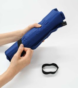 ポータブルエアークッション(収納袋付き)のゴムを外している画像