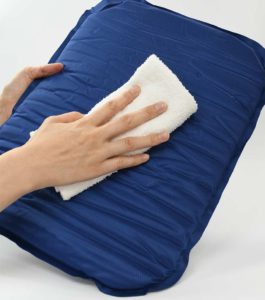 ポータブルエアークッション(収納袋付き)の汚れを落としている画像