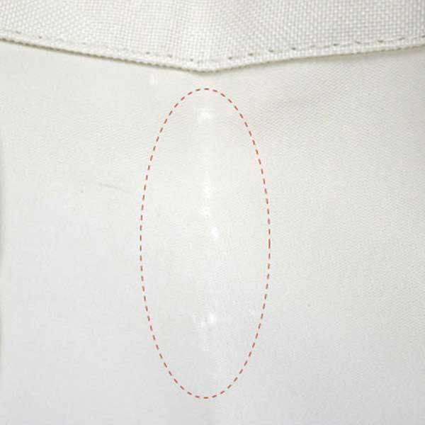 一部が白化したPVCコーティング素材のバッグ